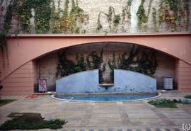 [Casa en la c/ de San Fernando de Sevilla. El fondo del patio apoyado en la muralla del Alcazar d...