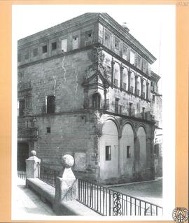Palacio de los duques de San Carlos en Trujillo [Fachada con balcón en esquina del palacio de Car...