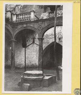 Casa del marqués de Ariza en Bechí, Castellón [Pozo en el patio. Palacio castillo de Betxí]