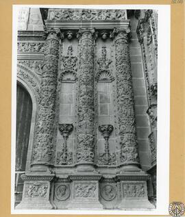 Catedral de Plasencia: fachada norte [Detalle de los relieves del cuerpo inferior]