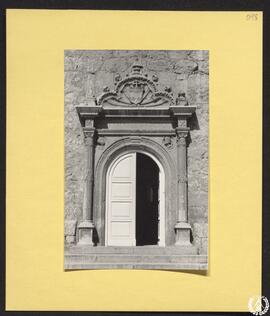 Palacio Arzobispal de Alcalá de Henares [Detalle de la puerta central de la fachada principal ren...