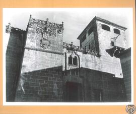 Palacio de los Golfines [de Abajo] en Cáceres [Detalle de la crestería de granito que remata la f...