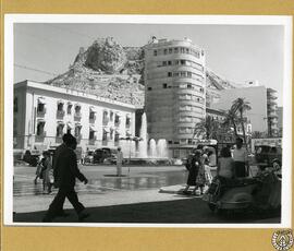 Alicante [Plaza del Mar y castillo de Santa Bárbara. Hotel Palas]