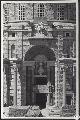 [Universidad Laboral de Gijón. Vista del acceso a la iglesia, en construcción]