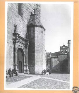 Iglesia de San Mateo en Cáceres [Portada plateresca y saliente del cuerpo de escalera del coro]