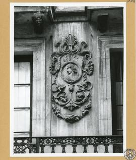 Casa particular en el número 6 de la calle Call de Barcelona [Detalle de relieve escultórico de l...