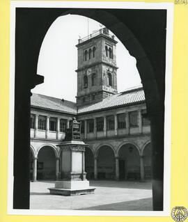 Patio y torre de la Universidad de Oviedo. Monumento a su fundador D. Fernando de Valdés Salas