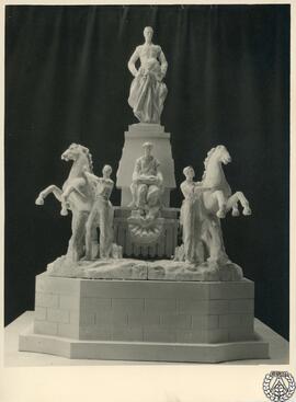 [Concurso para el monumento a Manolete en Córdoba. Maqueta del grupo escultórico. Vista frontal]
