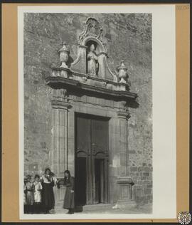 Iglesia parroquial de Flassá, Gerona. Puerta de la fachada [Iglesia de San Cebrián o San Cipriano]