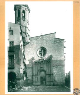 Iglesia parroquial [Fachada con rosetón y torre campanario de la iglesia de Sant Jaume de Calaf]