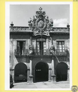 Hospicio de Oviedo. Parte central de la fachada. [Actual Hotel La Reconquista]