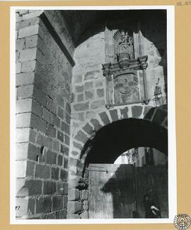 Murallas de Coria: Puerta de la Guía [Detalle del escudo de los duques de Alba y de la estatua de...