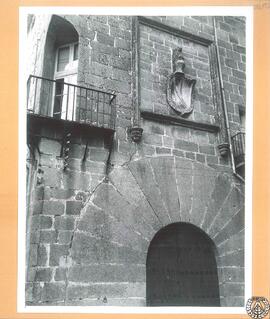 Casa de Carvajal en Cáceres [Portada y balcón de esquina. Palacio de Carvajal]