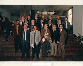 [1993. Acto Académico. Entrega de Diplomas de la XI Promoción de Licenciados en Educación Física. Entrega de Placas y Distinciones-retrato de grupo. Imagen 1993-041 a 1993-042]