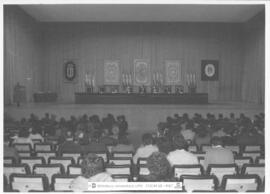 [1982. Acto Académico. Entrega de Diplomas. 1ª Promoción de Licenciados. Mesa Presidencial. Imágenes 1982-022 a 1982-028]