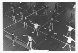 [1968. Curso Internacional de Educación Física y Deportes. Mónica Beckman en Pabellones. Imágenes 1968-606 a 1968-608]