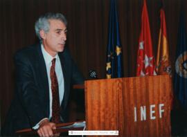 [1992. Acto Académico. Entrega de Diplomas de la X Promoción de Licenciados en Educación Física. Intervención Fernando Sánchez Bañuelos. Imagen 1992-047]