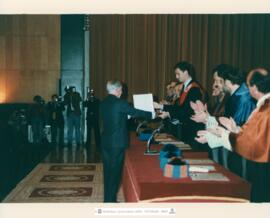 [1993. Visita del Príncipe Felipe al INEF. Auditorio-Entrega de distinciones a entidades y personas-Samaranch. Imagen 1990-019]