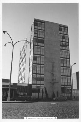[Instalaciones INEF. Edificio central. Fachada principal. Imágenes 1969-054; 1969-068 a 069]