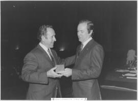 [1983. Luis Gutiérrez-personal INEF. Entrega insignia laboral. Imagen 1983-015]