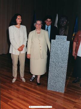 [1998. Acto Académico. Entrega de Diplomas a la XVI Promoción de Licenciados en Educación Física. Familia Cagigal posando ante el Busto. Imágenes 1998-016 a 1998-018]