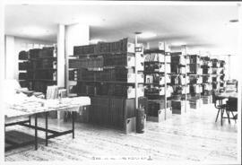 [Instalaciones INEF. Edificio central. Interiores-Biblioteca 7ª planta. Imágenes 169-033 a 034; 1969-088]