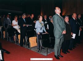 [2001. Acto Académico. Entrega de Diplomas a la XIX Promoción de Licenciados en Educación Física. Asistentes. Imágenes 2001-019 a 2001-022]
