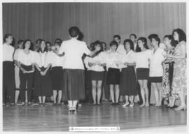 [1991. Acto Académico. Entrega de Diplomas. Actuación del coro del INEF. Imagen 1991-067 a 1991-068]