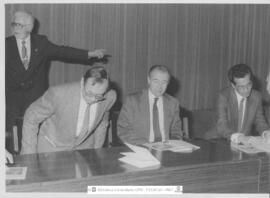 [1986. Acto Académico. Entrega de Diplomas 5ª Promoción de Licenciados. Mesa Presidencial. Auditorio. Imágenes 1986-334 a 1986-336; 1986-364 a 1986-367]