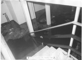[1986. Biblioteca en Residencia Blume. Inundación-3º sótano con agua. Imágenes 1986-263 a 1986-268]