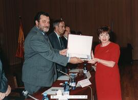 [2003. Acto Académico. Entrega de Diplomas a la 3ª Promoción de Licenciados en Ciencias de la Actividad Física y del Deporte. Distinciones Honoríficas. Imágenes 2003-004 a 2003-006]