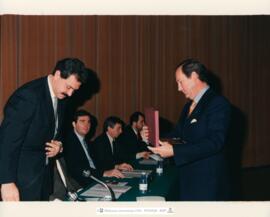 [1993. Acto Académico. Entrega de Diplomas de la XI Promoción de Licenciados en Educación Física. Entrega de Placas y Distinciones. Imagen 1993-018 a 1993-025]