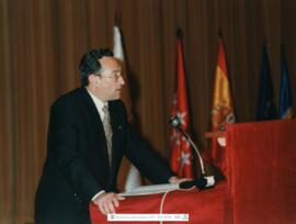 [1997. Acto Académico. Entrega de Diplomas a la XV Promoción de Licenciados en Educación Física. Intervención Nicolás Martín Llaudés. Imágenes 1997-011 a 1997-012]