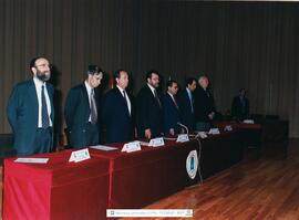 [1998. Acto Académico. Entrega de Diplomas a la XVI Promoción de Licenciados en Educación Física. Mesa Presidencial. Imágenes 1998-006 a 1998-010]