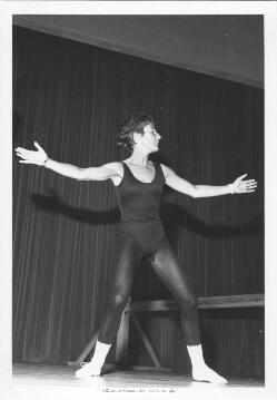 [1968. Curso Internacional de Educación Física y Deportes. Mónica Beckman en Auditorio-exhibición. Imágenes 1968-609 a 1968-615]