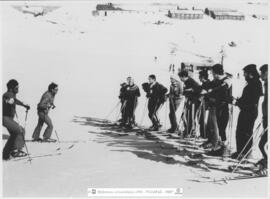 [1978. Actividades al aire libre. Curso de esquí en Candanchú. Imagen 1978-010]