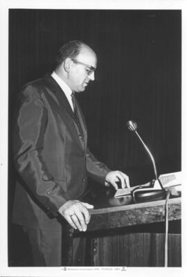 [1968. Curso Internacional de Educación Física y Deportes. Matrogimnasia-Cagigal ponente. Imagen ...