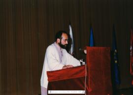 [1996. Acto Académico. Entrega de Diplomas a la XIV Promoción de Licenciados en Educación Física. Intervención Alberto Labajos Asua. Imágenes 1996-011 a 1996-012]