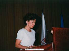 [1996. Acto Académico. Entrega de Diplomas a la XIV Promoción de Licenciados en Educación Física. Intervención Élida Alfaro Gandarillas. Imágenes 1996-009 a 1996-010]