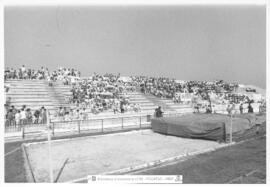 [1986. Semana Olímpica-Actividades deportivas. Público en las gradas. Imágenes 1986-155 a 1986-160]
