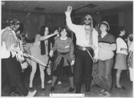 [AÑOS'80. Fiesta de disfraces. Imágenes AÑOS'80-047 a AÑOS'80-048]