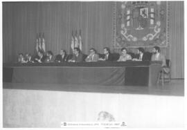 [1984. Acto Académico. Entrega de Diplomas. Mesa Presidencial. Imágenes 1984-108 a 1984-111; 1984-114 a 1984-120]