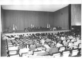 [1989. Acto Académico. Entrega de Diplomas. Mesa presidencial. Imágenes 1989-004 a 1989-006]