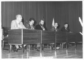 [1990. Acto Académico. Entrega de Diplomas. Mesa Presidencial-Auditorio. Imágenes 1990-057 a 1990-058; 1990-061-05 a 1990-061-09]