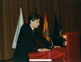 [1997. Acto Académico. Entrega de Diplomas a la XV Promoción de Licenciados en Educación Física. Intervención Nº 1 Carlos González Herrero. Imágenes 1997-008; 1997-027 a 1997-028]