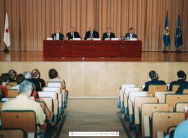 [2004. Acto Académico. Entrega de Diplomas a la 4ª Promoción de Licenciados en Ciencias de la Actividad Física y del Deporte. Mesa Presidencial. Imágenes 2004-001 a 2004-005]