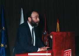 [1998. Acto Académico. Entrega de Diplomas a la XVI Promoción de Licenciados en Educación Física. Intervención Juan de Burgos Román. Imágenes 1998-011; 1998-030]