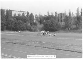 [1987. "Practicantes piratas" en el exterior. Pistas de atletismo. Imágenes 1987-037 a 1987-064]