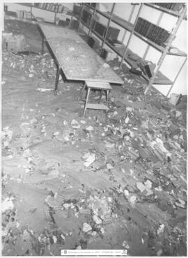 [1986. Biblioteca en Residencia Blume. Inundación-1º sótano con escombros. Imágenes 1986-240 a 1986-256]