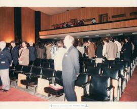 [1993. Acto Académico. Entrega de Diplomas de la XI Promoción de Licenciados en Educación Física. Actuación del Coro del Centro. Imagen 1993-030]